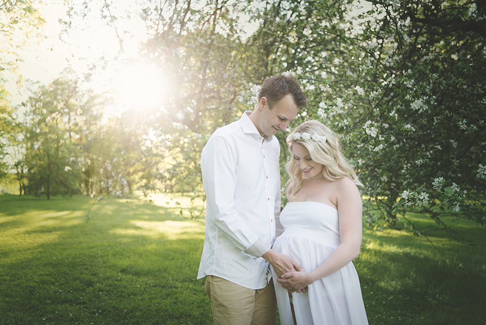 gravidfotografering skogen sommar