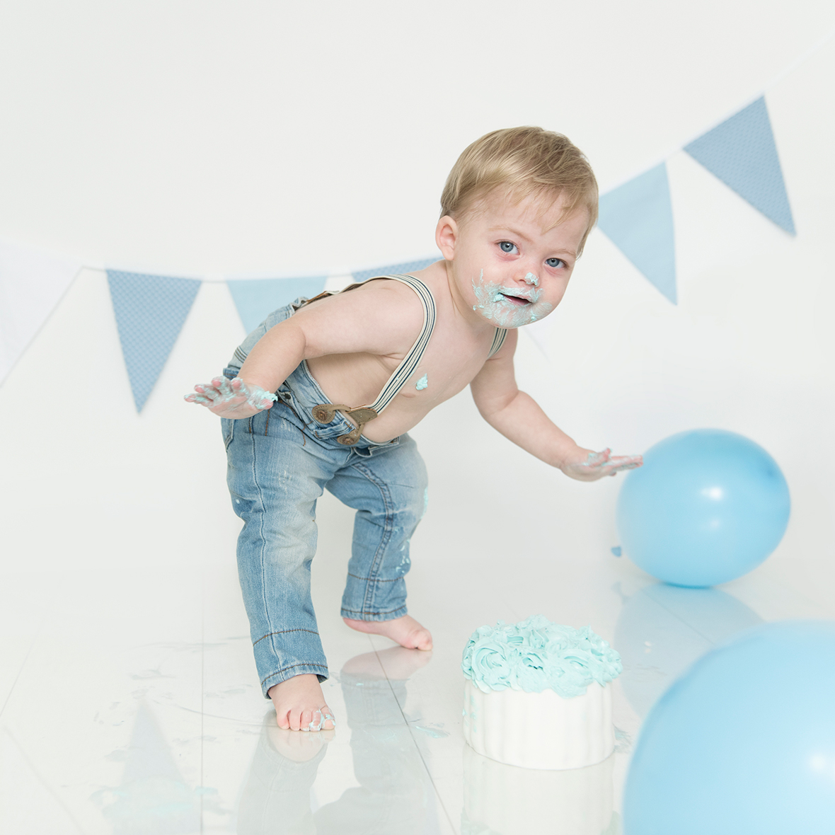 blå studio barnfotografering smash the cake