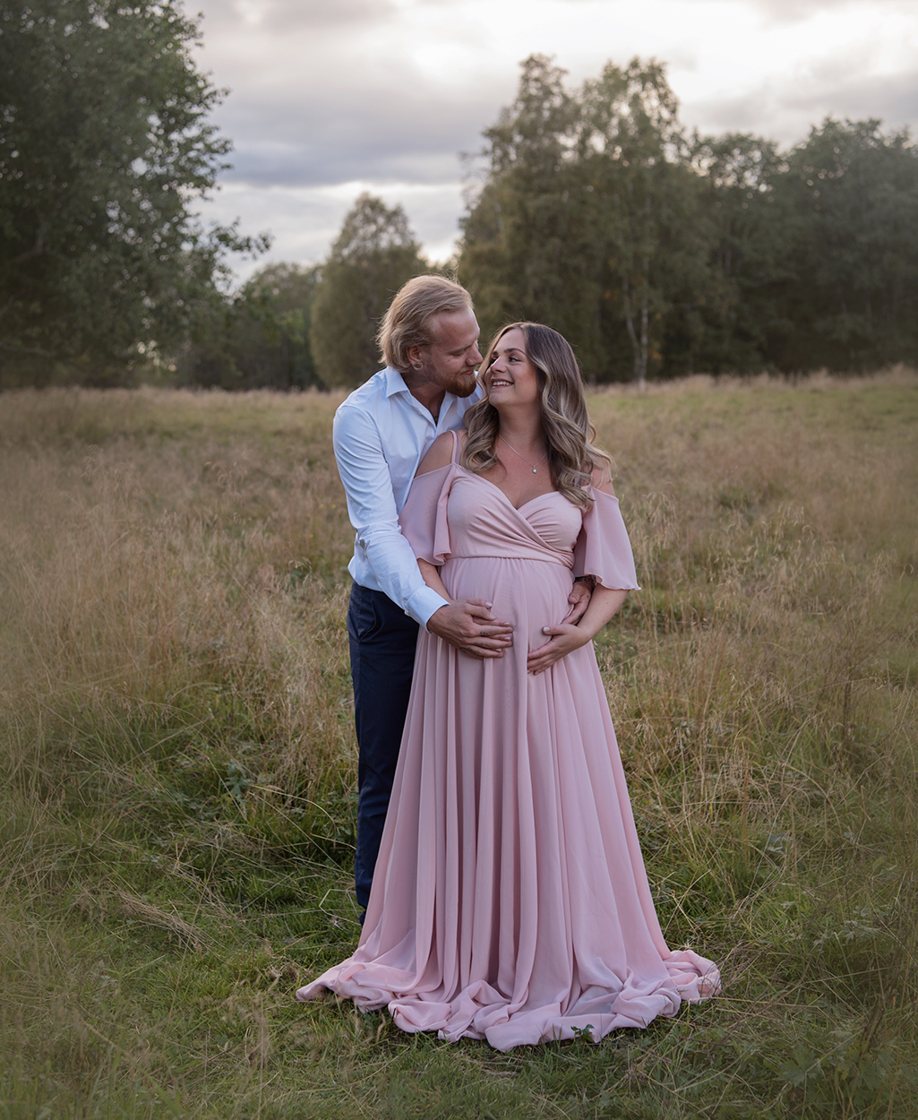 gravidfotografering skogen sommar