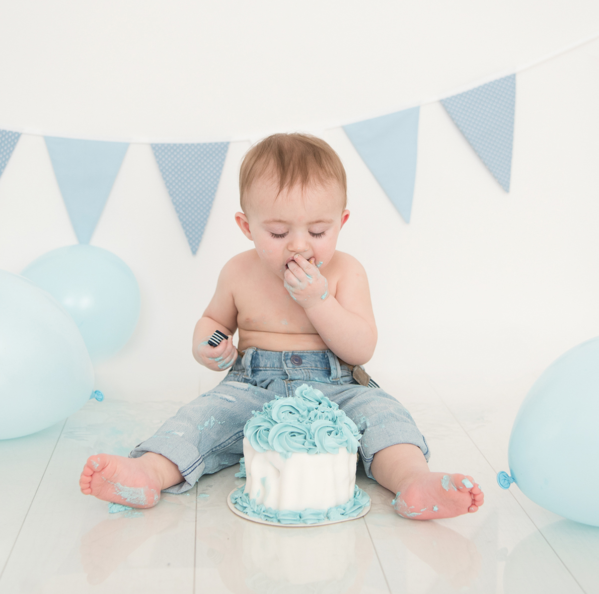blå studio barnfotografering smash the cake